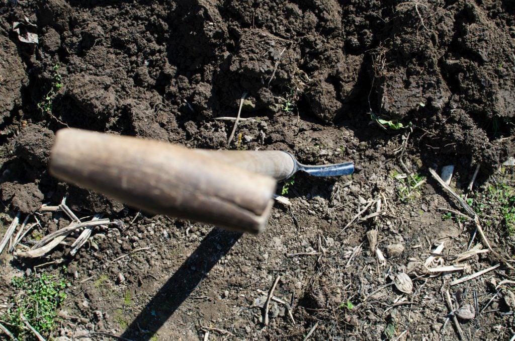 Dig a cathole when pooping outside to conceal your droppings.