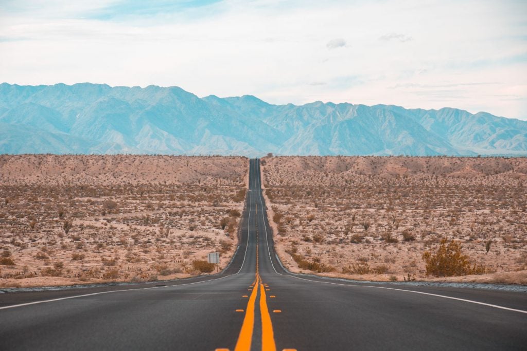 La carretera del Parque Estatal del Desierto de Anza-Borrego, centrada en la foto, se va haciendo más pequeña a medida que se dirige a las montañas