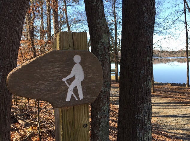 A hiking sign in on a tree in cane creek park