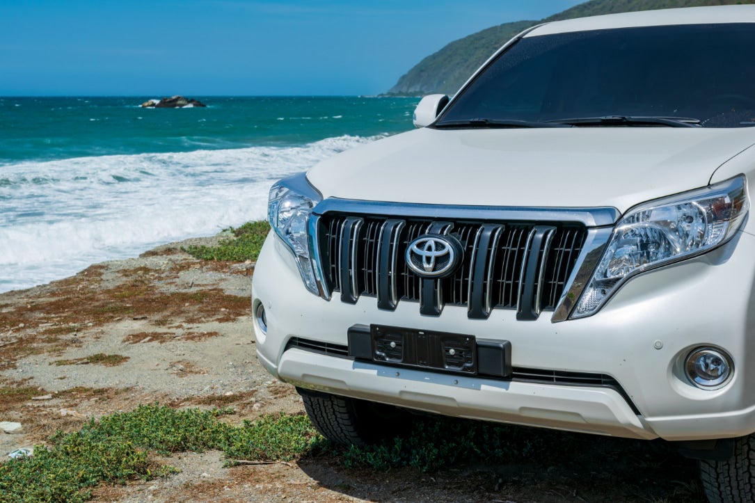 a land cruiser affected by the toyota recall in front of the ocean