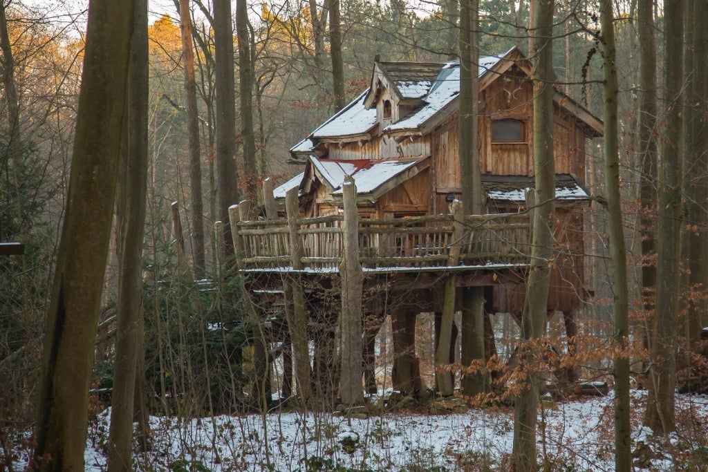 winter camping in tree house