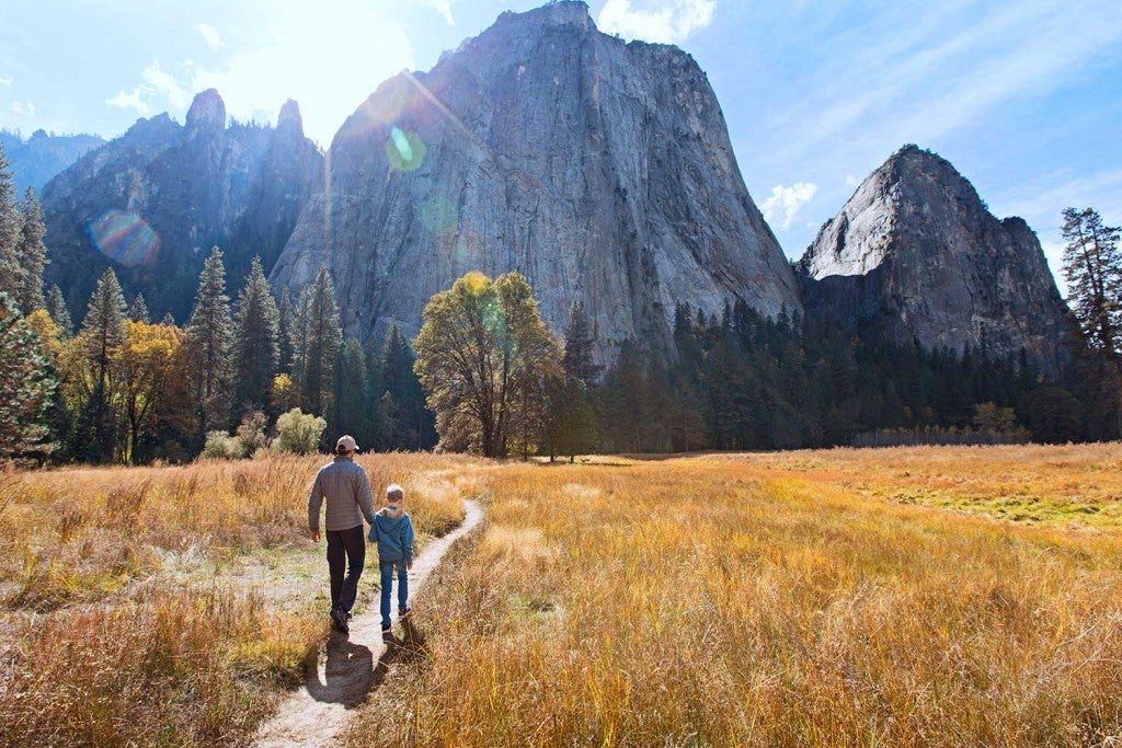 People hiking towards Yosemite, thanks to their Half Dome Permits
