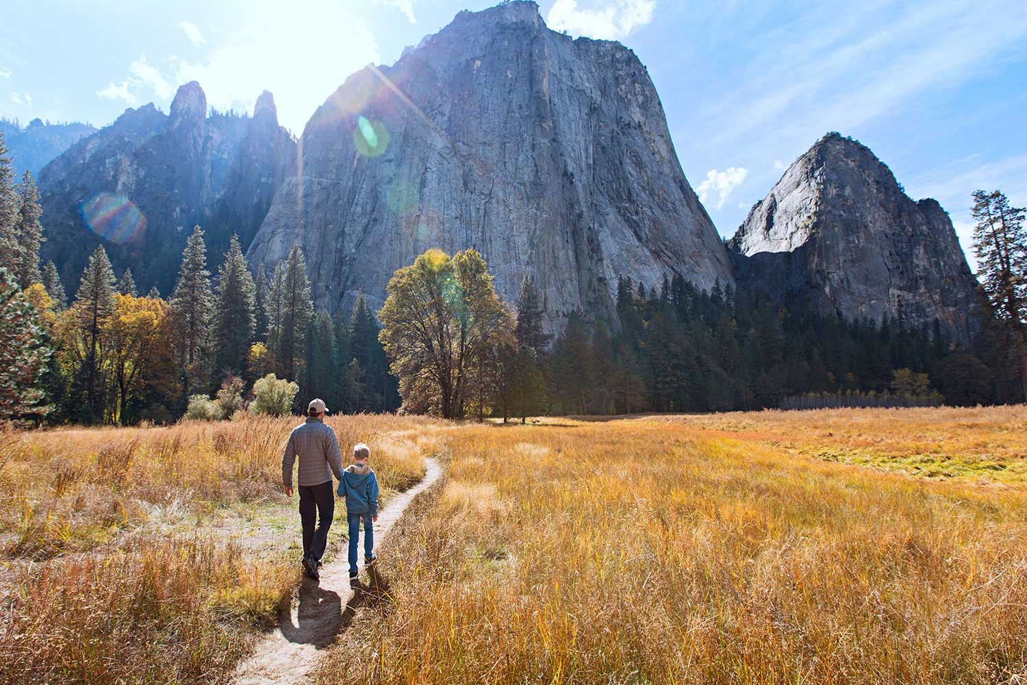 People hiking towards Yosemite, thanks to their Half Dome Permits