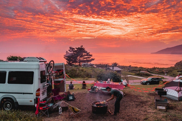 una puesta de sol de cielo rojo sobre un camping rv en california
