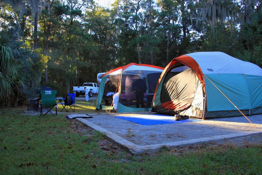 2 grandes tendas montadas em acampamento na Geórgia com árvores ao fundo