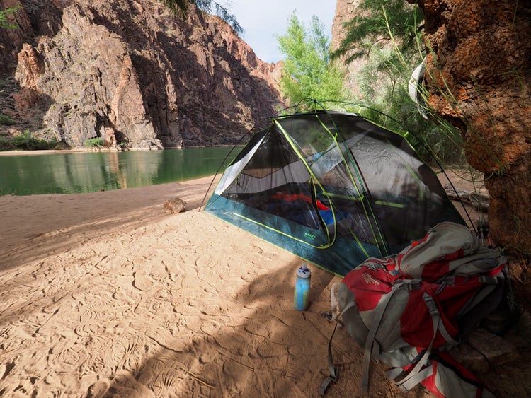 acampada en los rápidos de granito del gran cañón