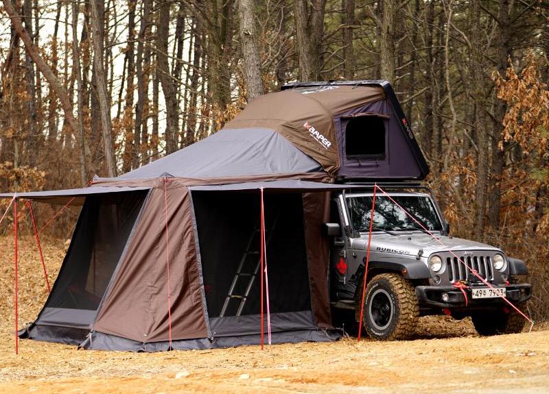 Jeep with tent on top if it