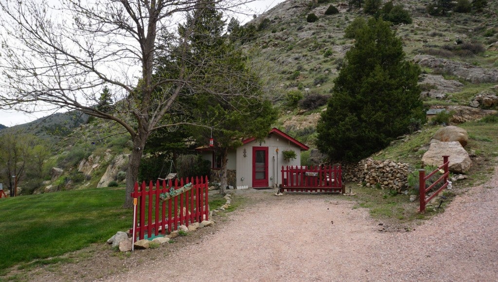 a cottage in colorado near a cliff