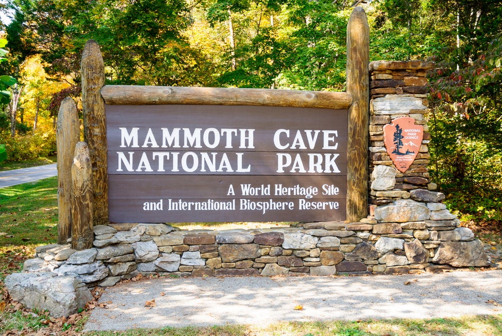 the entrance sign to mammoth cave national park