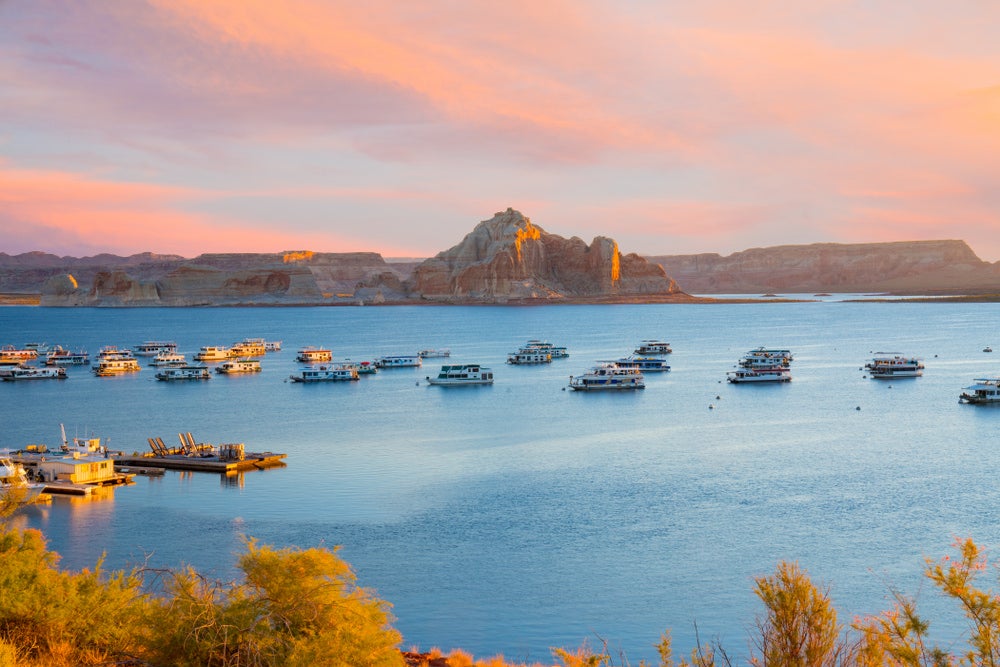 Lake Powell with several boast on the lake's surface.