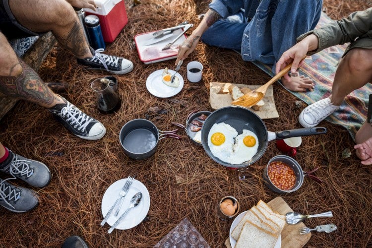 6 Easy Camping Meals for Large Groups for Your Next Camping Party