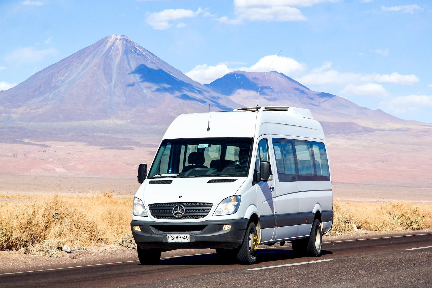 mercedes sprinter van na frente de uma montanha