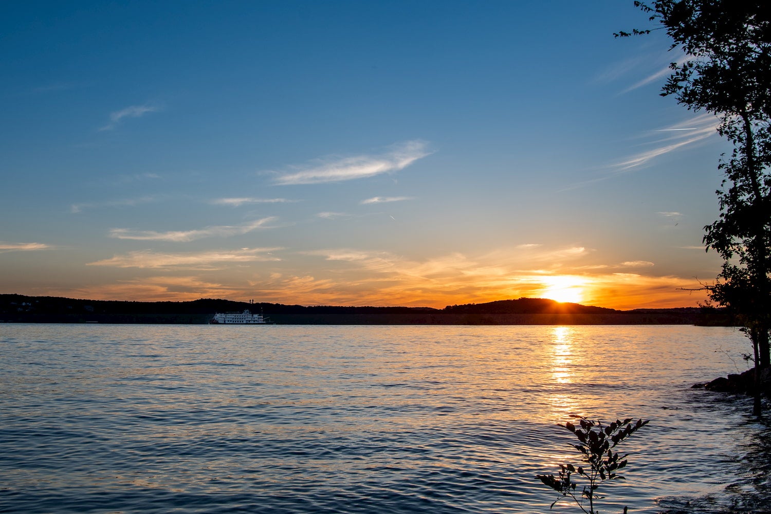 sunset at table rock lake