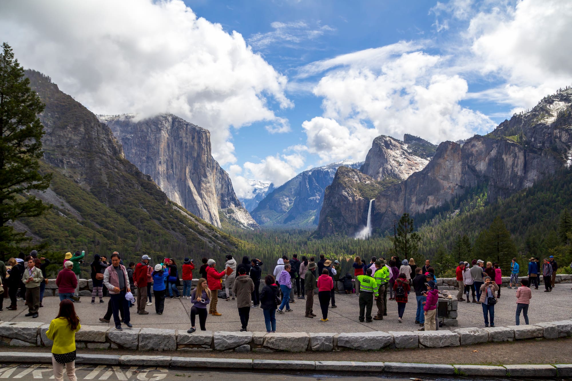 crowd at tunnel view in yosemite