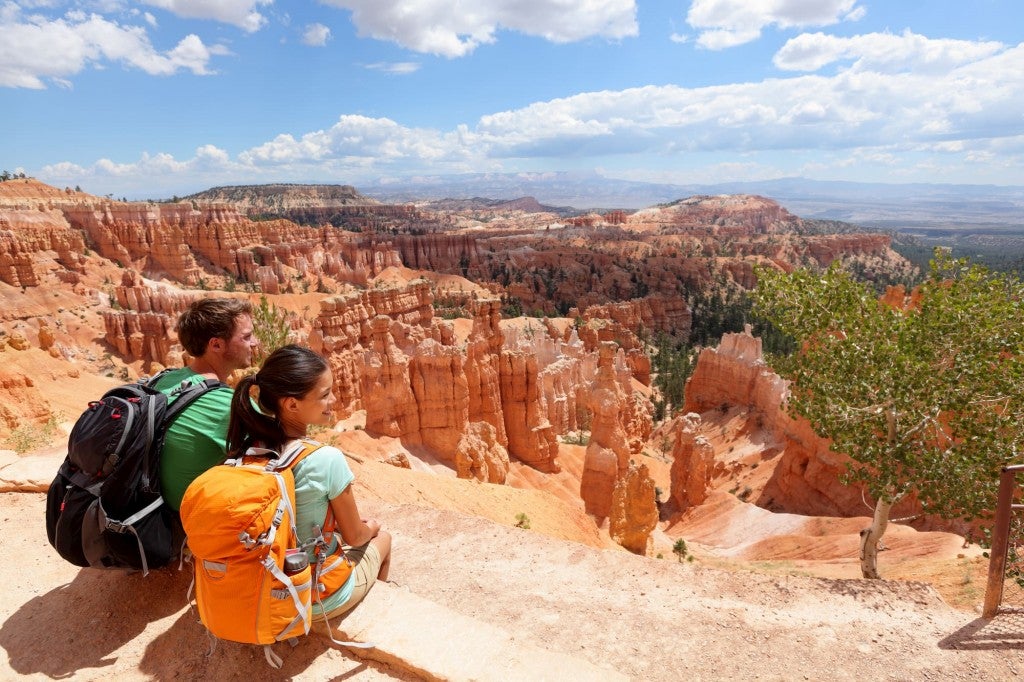two hikers overlooking bryce canyon