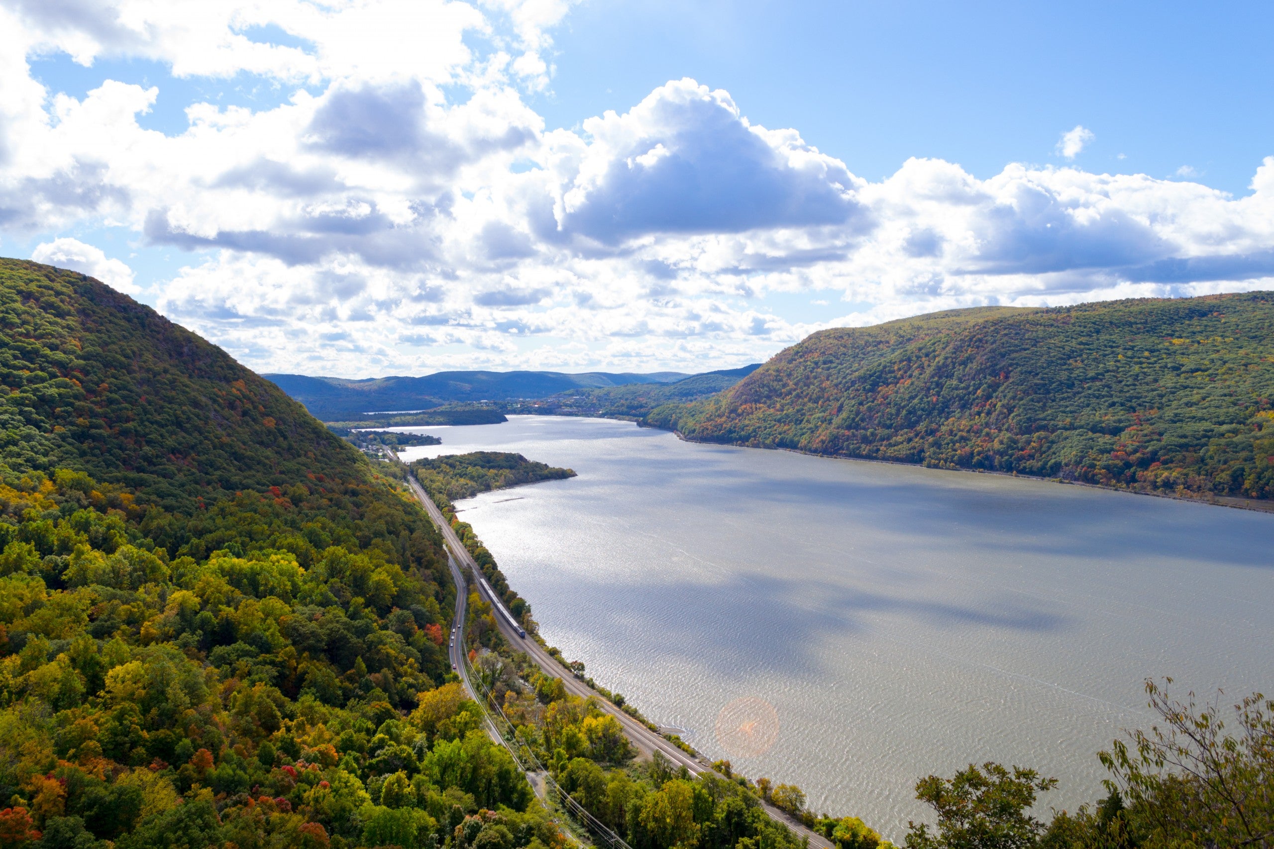 Viewpoint over a river at breakneck ridge.