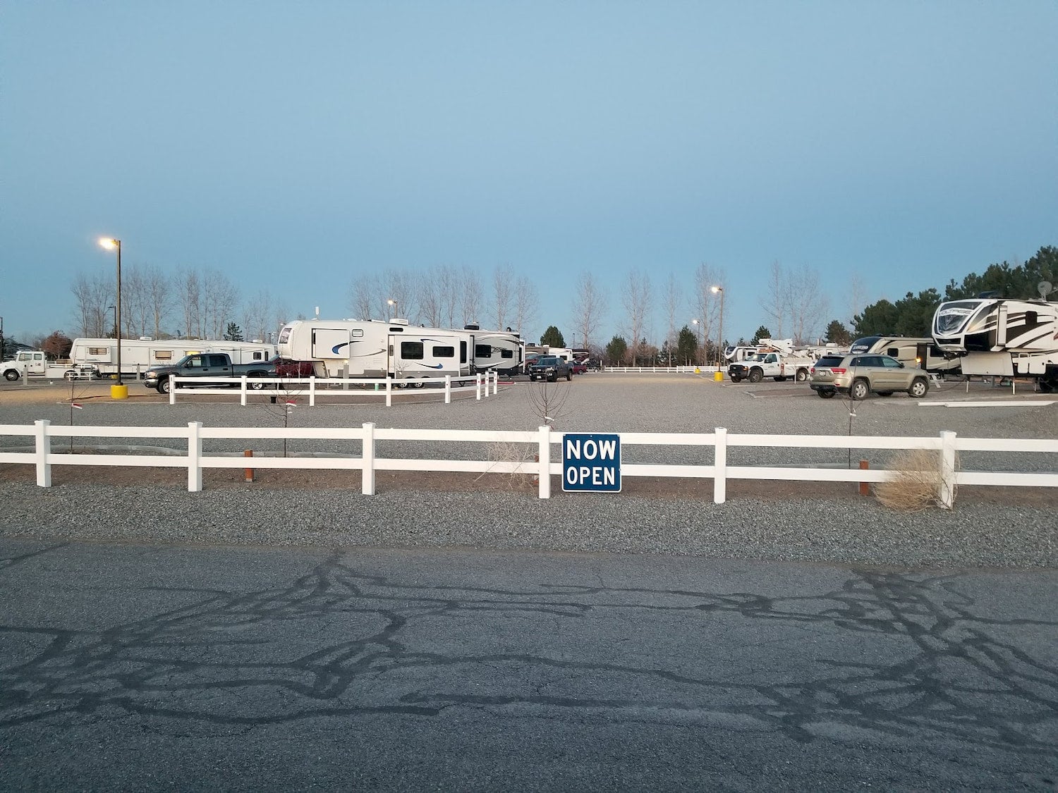 Reihenweise Wohnmobile auf dem Campingplatz geparkt