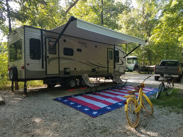 5th wheel parked at campsite with huge blanket out front
